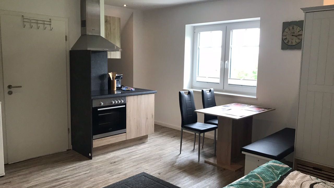 Essbereich und offener Küche mit Boxspringbett Essbereich und offener Küche mit Boxspringbett